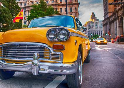 经典的黄色出租车在 manhatt白色背景上的黄色出租车玩具复古汽车模型